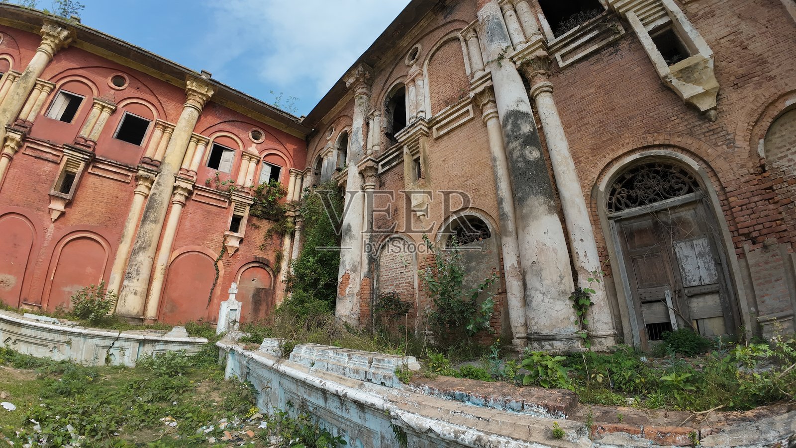 印度比哈尔邦拉杰纳加尔宫殿建筑群中，凄美而迷人的中世纪遗址照片摄影图片