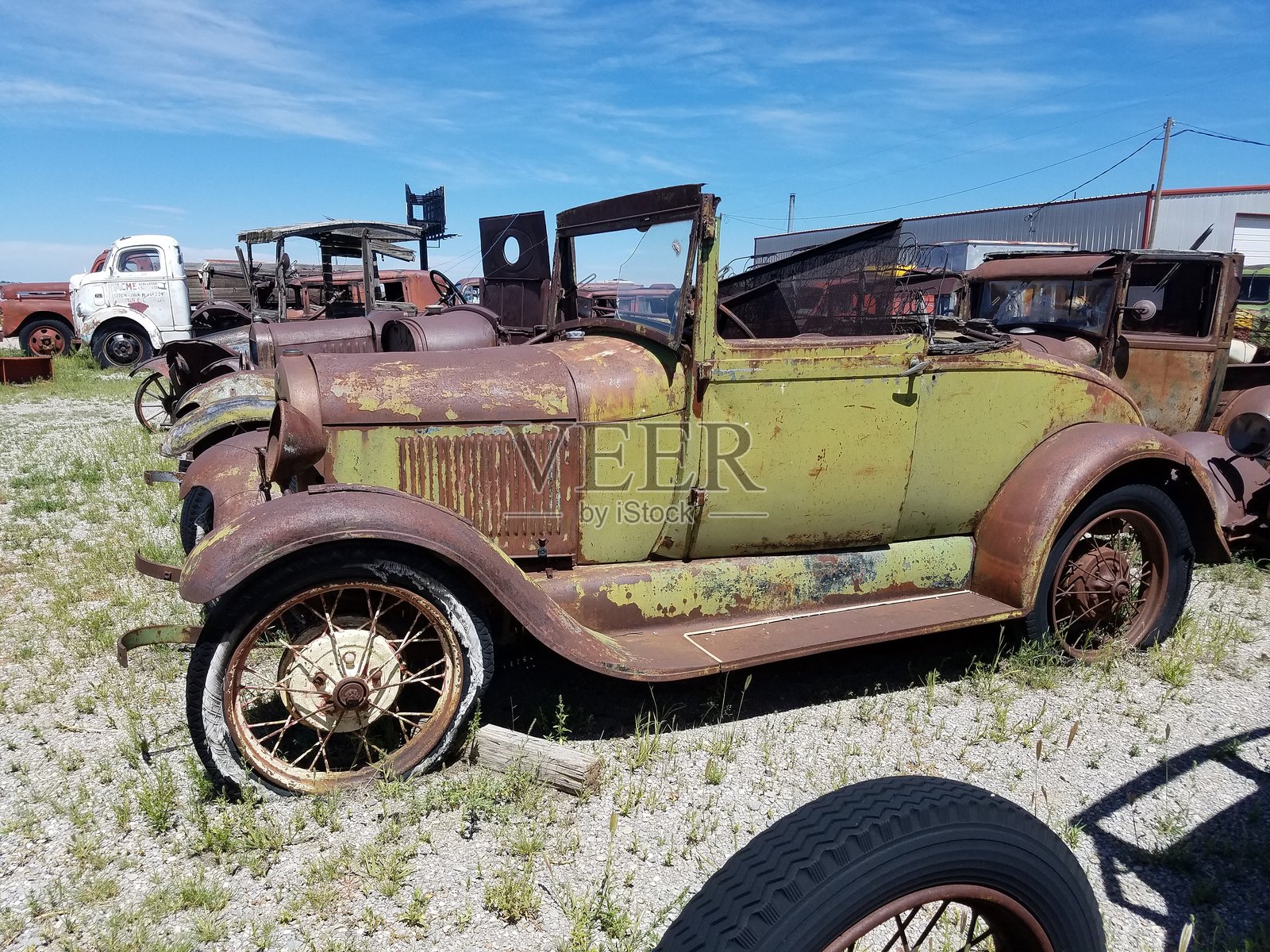 废弃在66号公路莫里亚蒂新墨西哥州汽车坟场的旧绿色汽车照片摄影图片