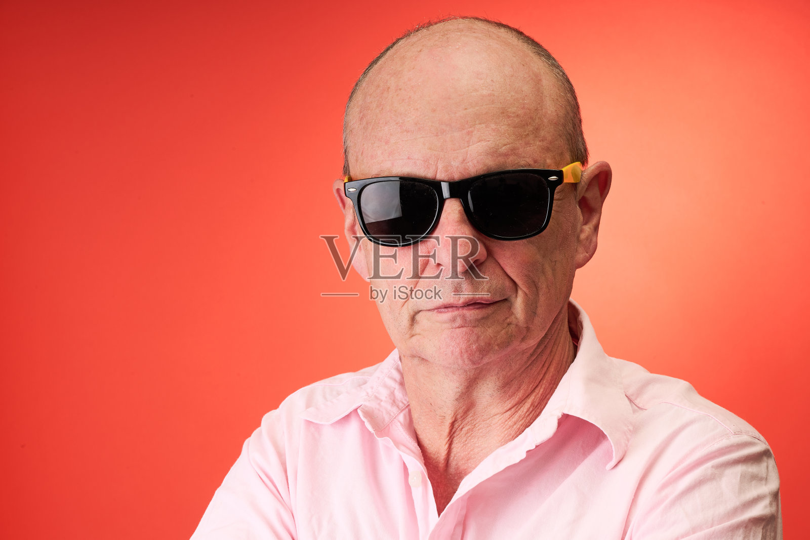 工作室特写肖像：一位戴着太阳镜的老年男性照片摄影图片