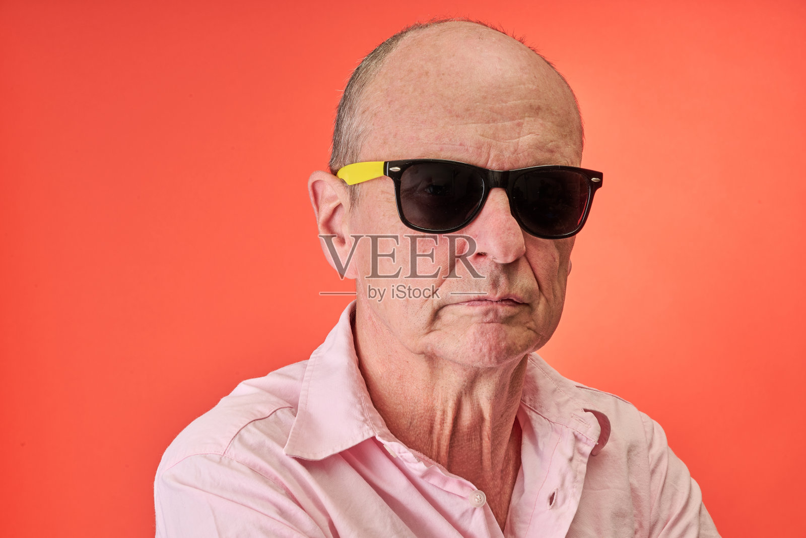 工作室特写镜头，一位戴着太阳镜的老年男性肖像照片摄影图片