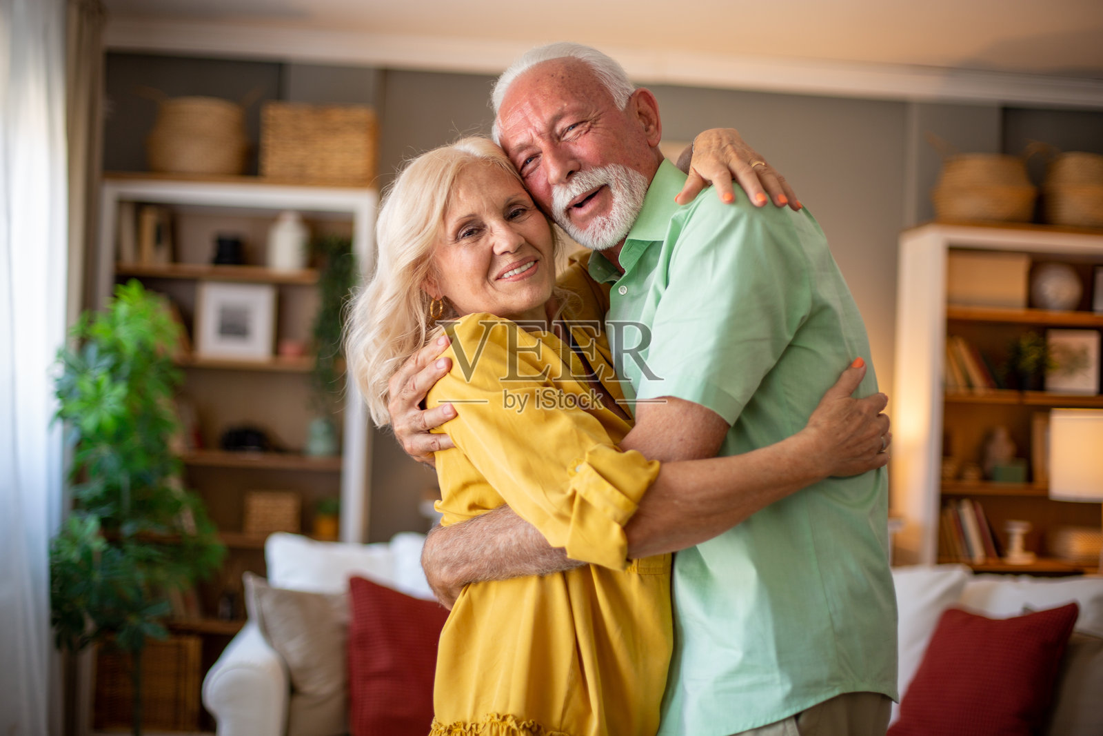 快乐的年长夫妇在家中深情拥抱照片摄影图片