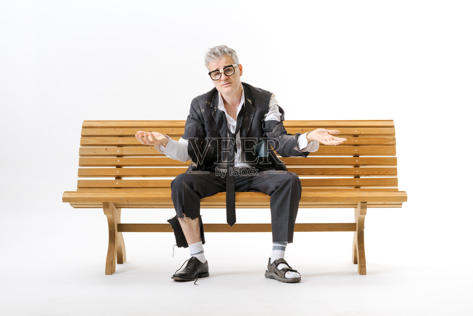 失业的无家可归的商人在长凳上坐着照片摄影图片