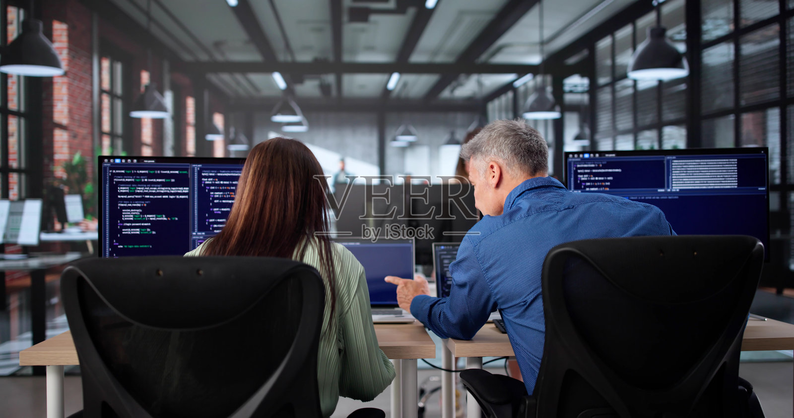 敏捷结对编程：资深程序员指导女性程序员照片摄影图片