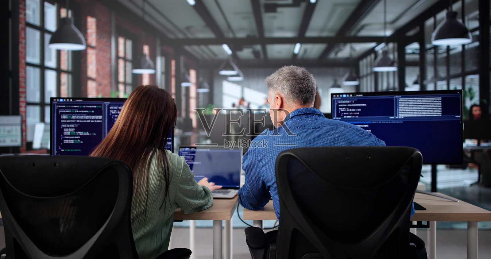 经验丰富的女经理指导结对编程方法照片摄影图片