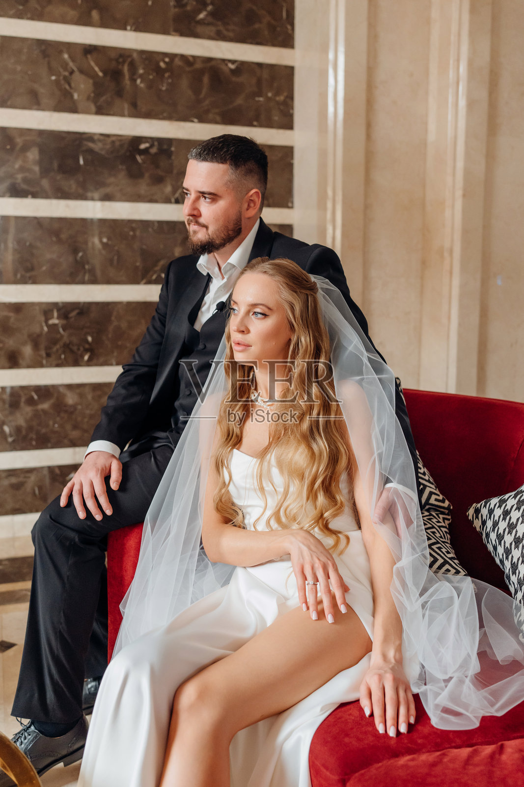 新郎新娘在婚礼当天在酒店大堂里喜气洋洋照片摄影图片