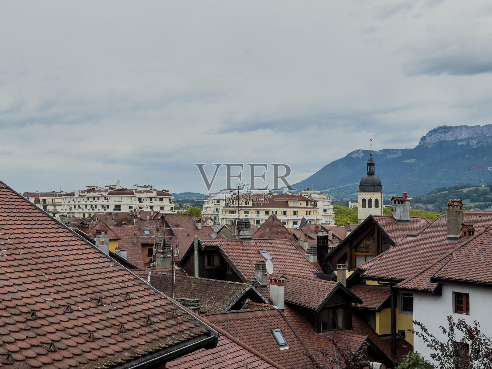 蓝天下的城市景观与大片水域照片摄影图片