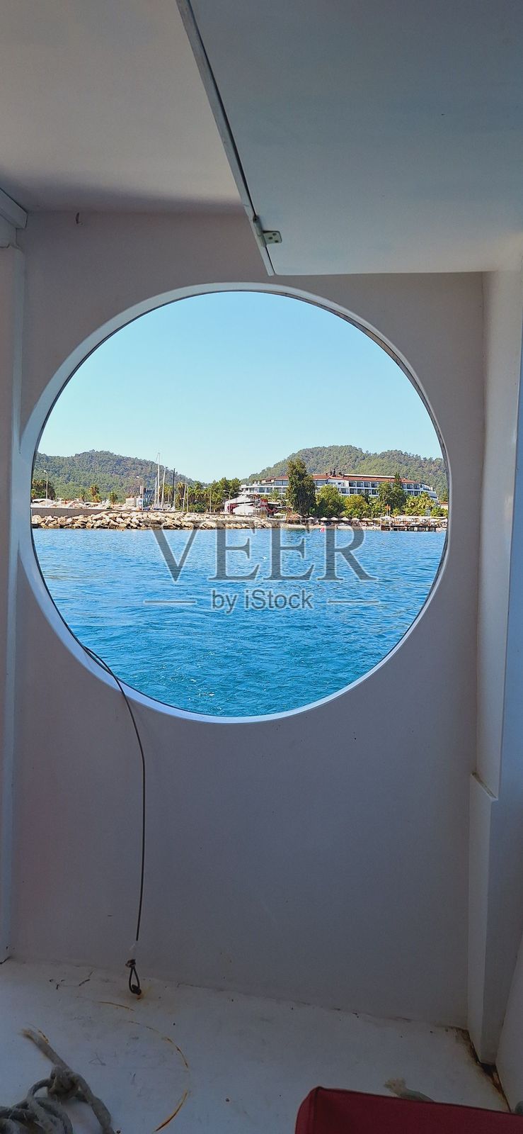 从船窗望向海岸照片摄影图片