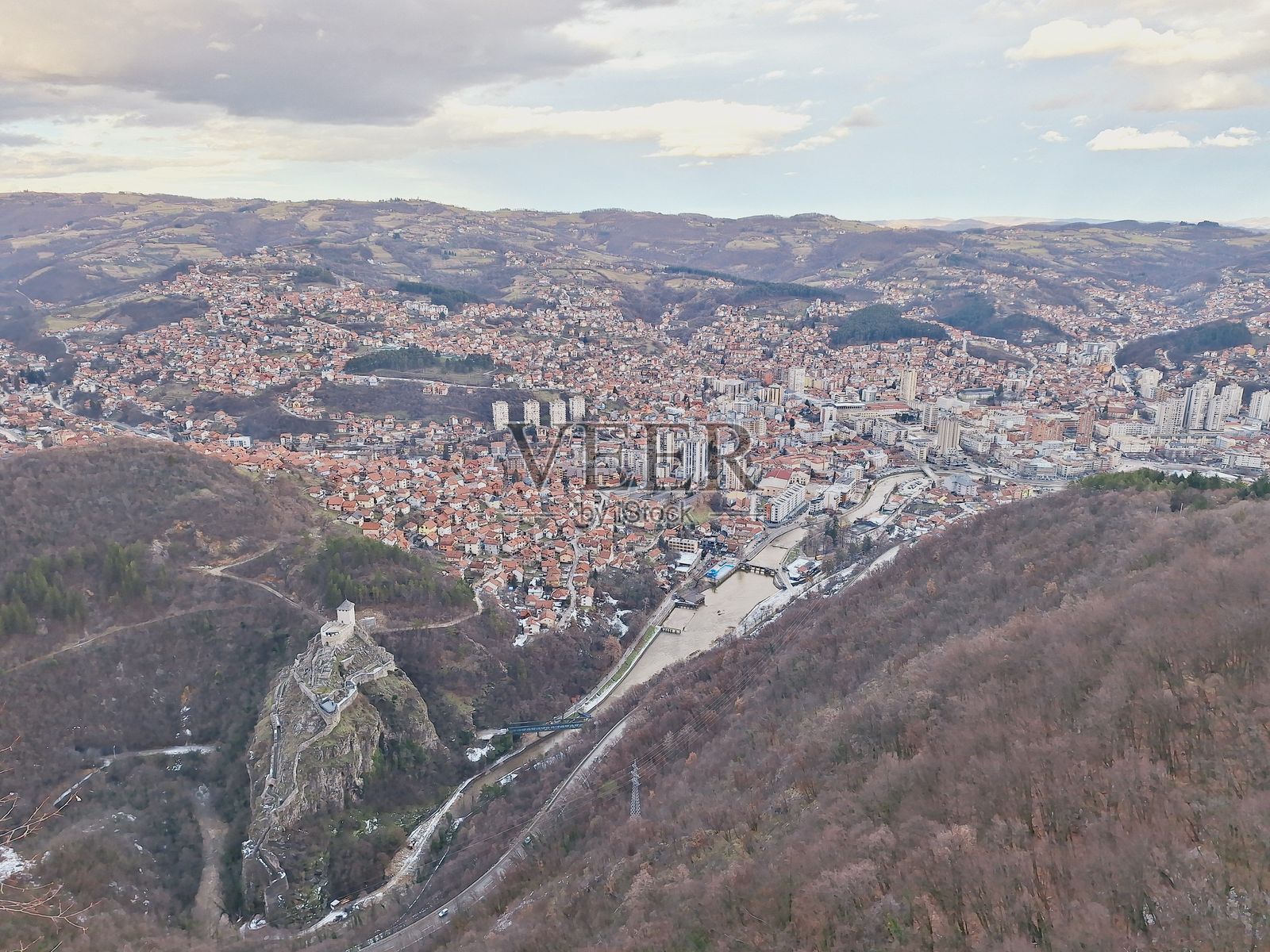 风景如画的城市鸟瞰图，远处有一座历史悠久的城堡。照片摄影图片