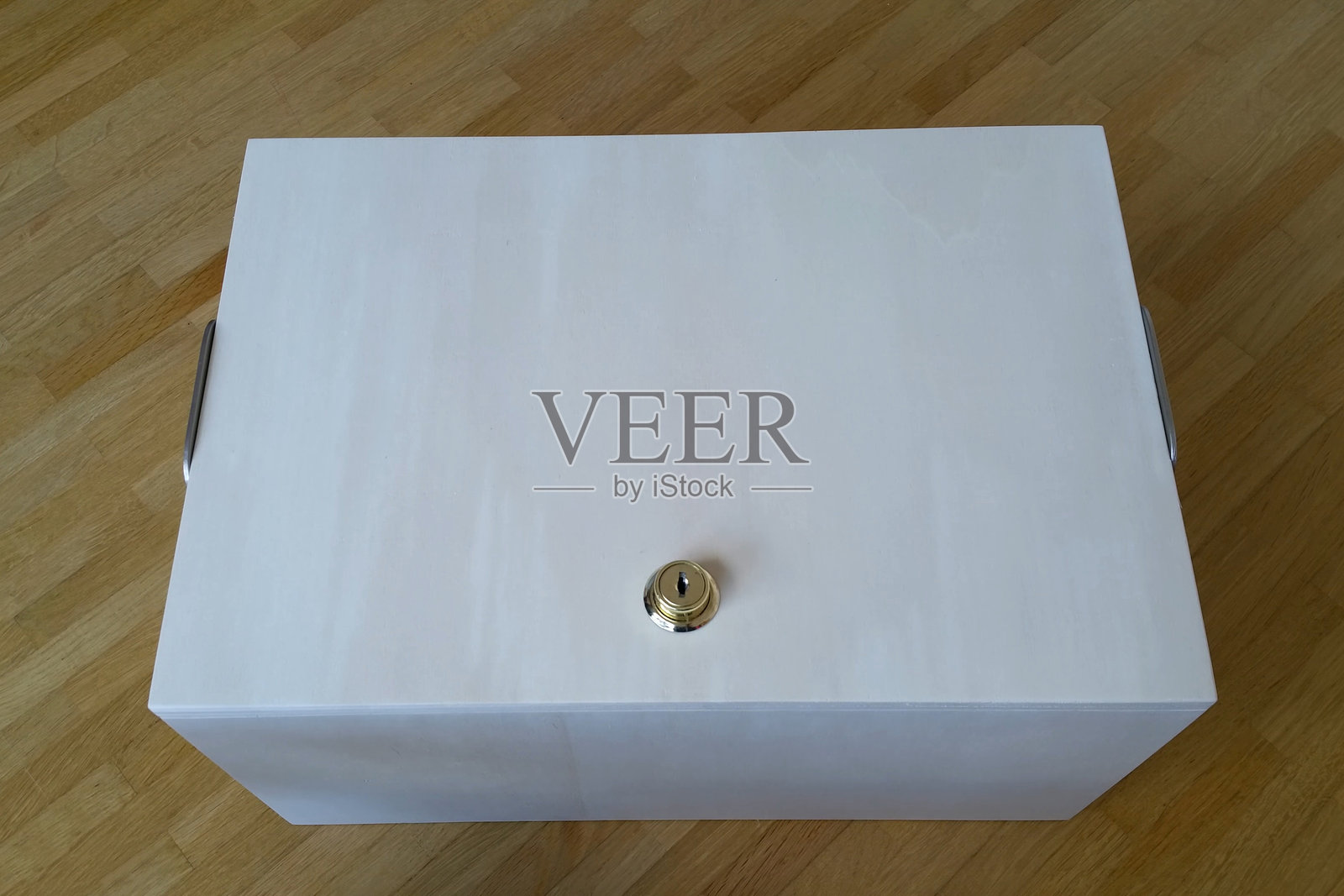 桌子上的白盒子。白盒子里装着包裹。照片摄影图片