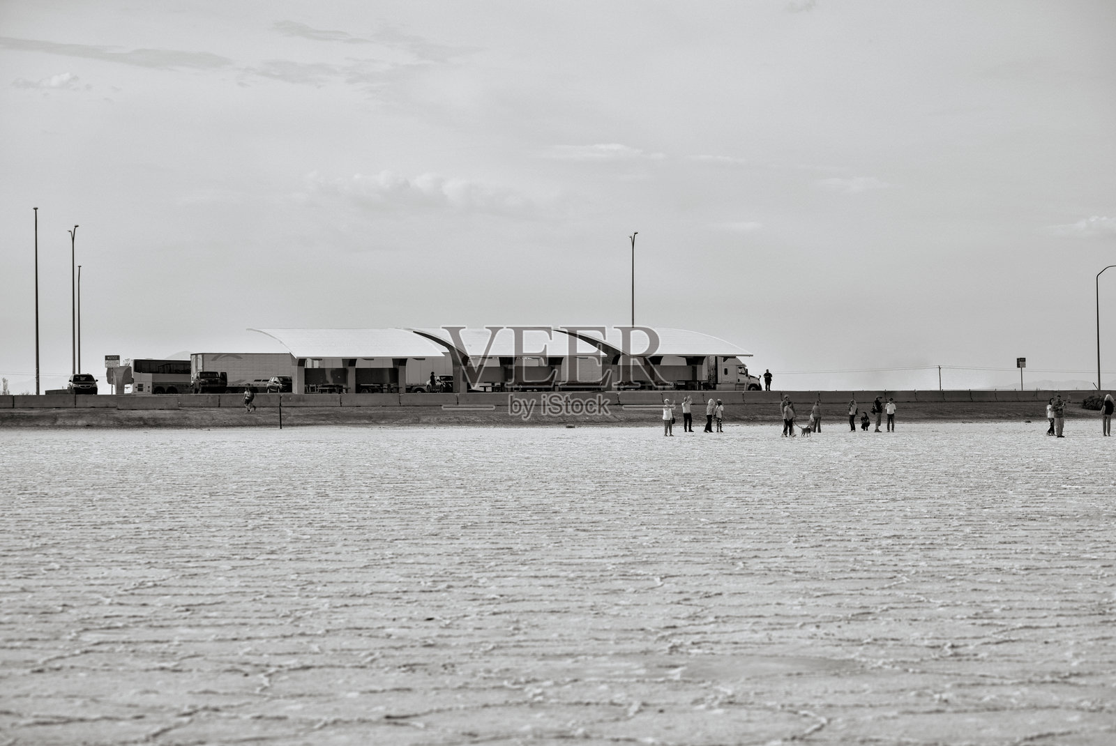 犹他州标志性盆地的博纳维尔盐滩的广阔景色，以龟裂的盐纹理、海市蜃楼般的视野、艺术装置和极简主义景观为特色。照片摄影图片