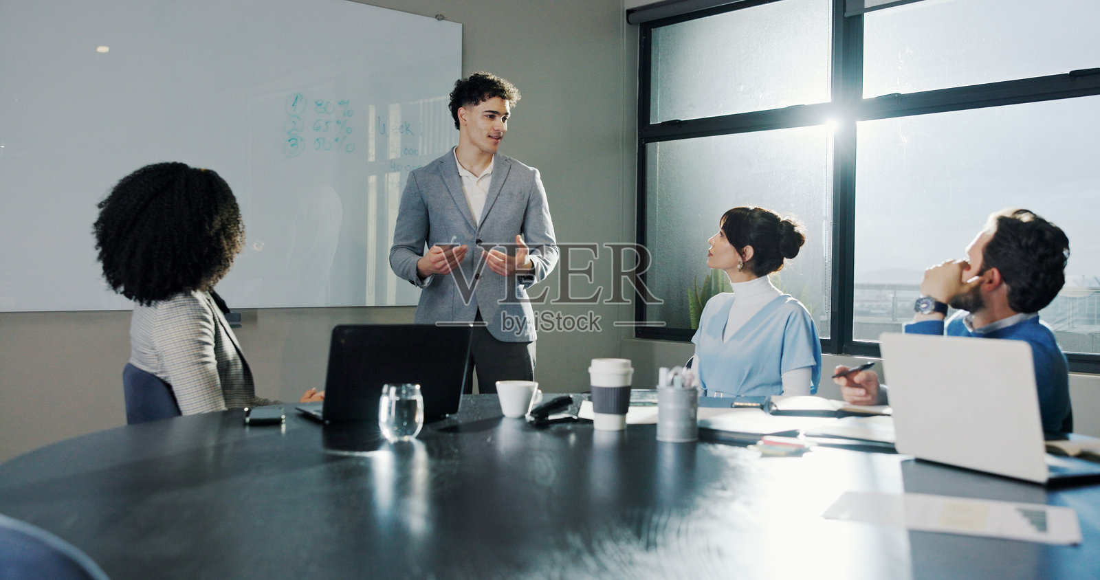 商业，人们和男人在白板前开会，进行财务推介、投资请求或提案。金融利益相关者、演讲者和听众在董事会中进行融资谈判或讨论增长数据。照片摄影图片