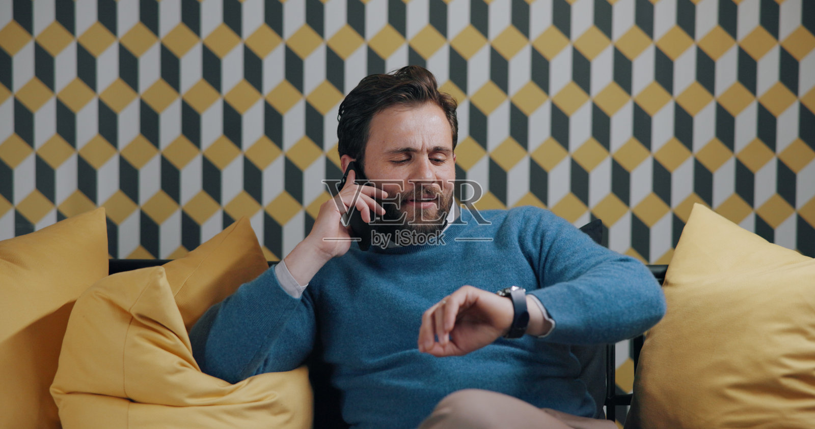 预约、电话和办公室里的男人戴着手表，为客户会议进行沟通或时间检查。在工作场所与人聊天、联系和咨询，使用手机进行讨论或在CRM更新中安排日程。照片摄影图片