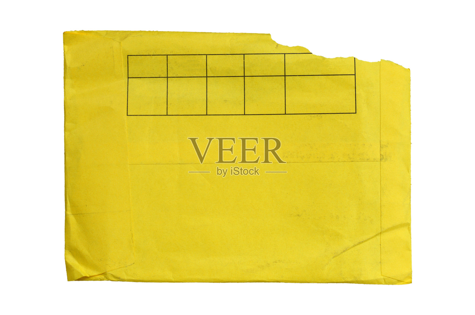 撕裂的、破旧的、褪色的、老旧的、金黄色的、被篡改过的、带有表格模板的、无文字的、办公用品信封，角落撕裂，孤立在白色背景上照片摄影图片