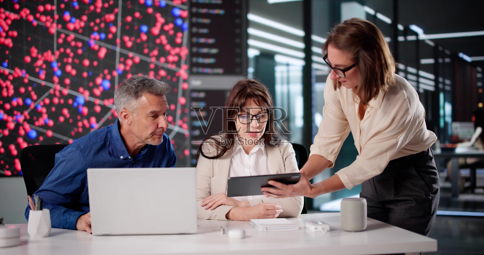 大数据中心：人工智能工程师照片摄影图片