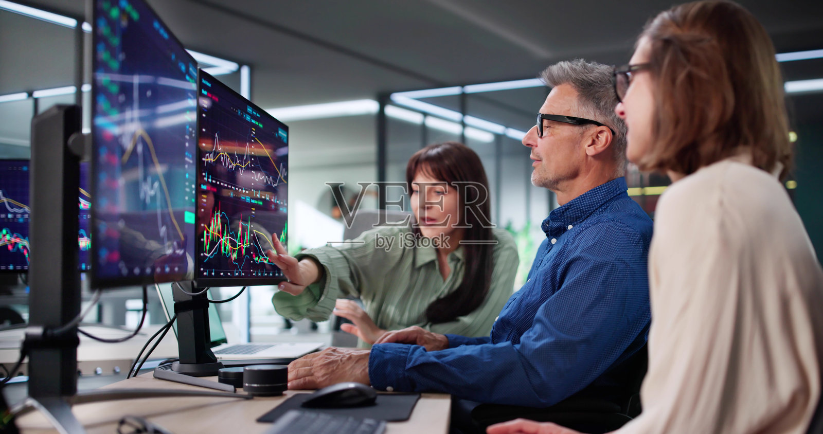 经纪人一起分析各种股票市场照片摄影图片