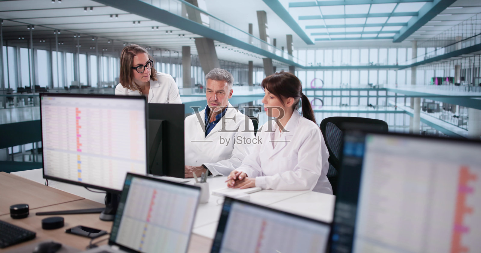 医疗团队在电脑上分析账单代码照片摄影图片