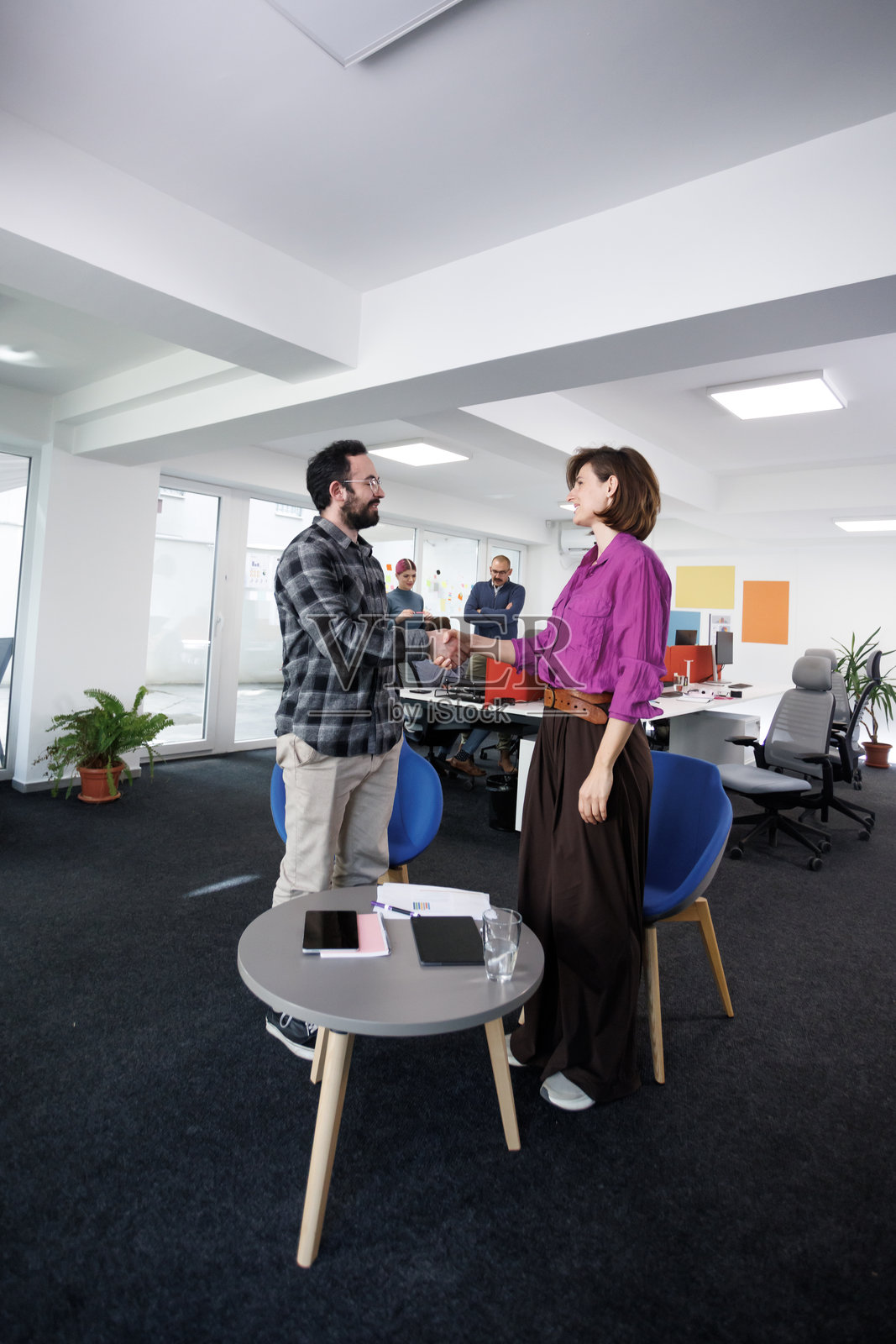 下午，在现代化的办公室空间里，一群多元化的专业人士正在热烈讨论合作与策略，进行商务会议。照片摄影图片