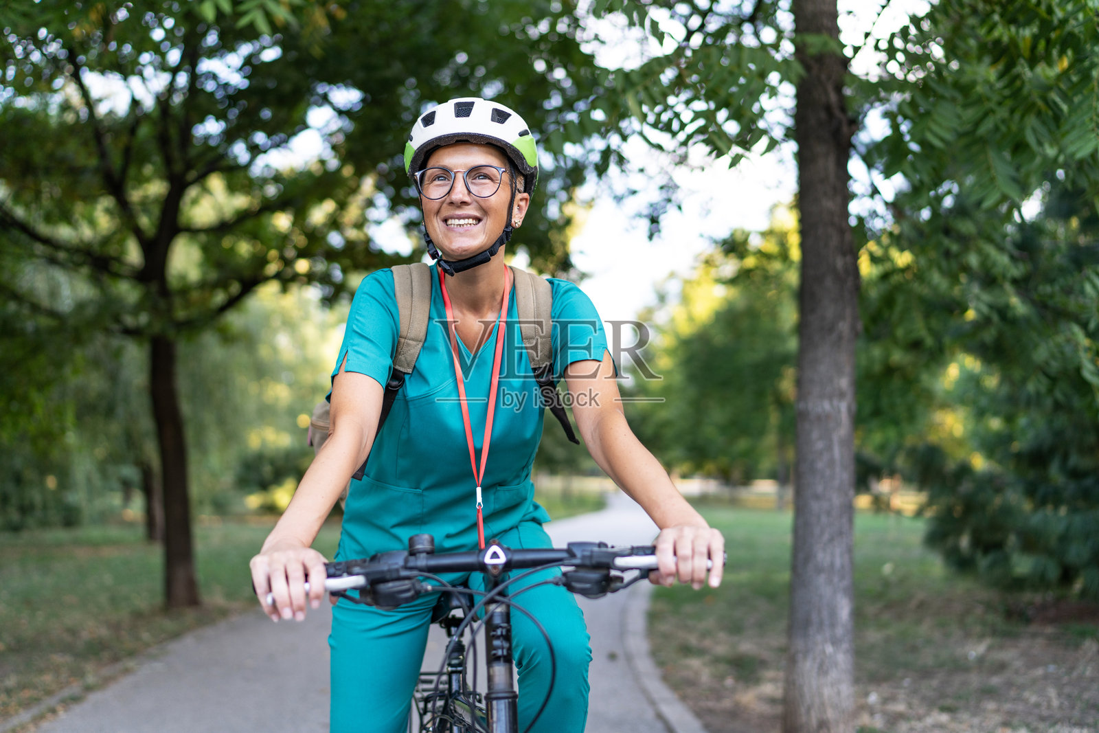 护士骑自行车上班，倡导可持续出行照片摄影图片