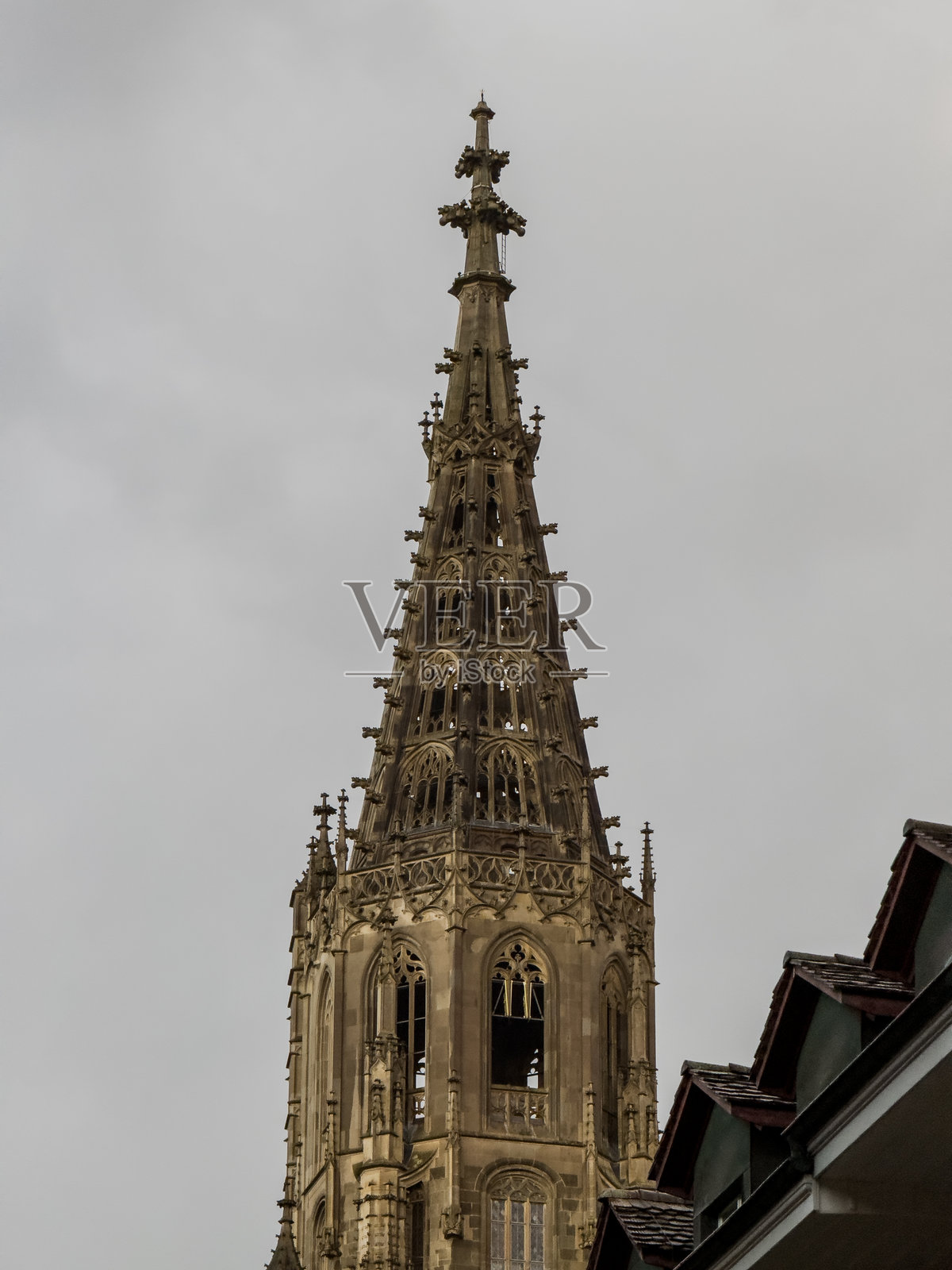 一座高耸的棕色尖顶建筑照片摄影图片