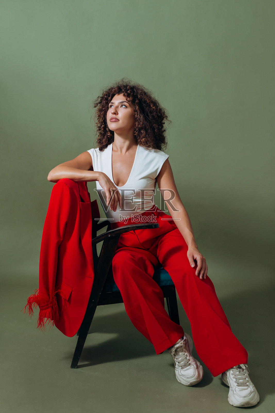 一位赋权女性坐着，抬头凝视，充满意图照片摄影图片