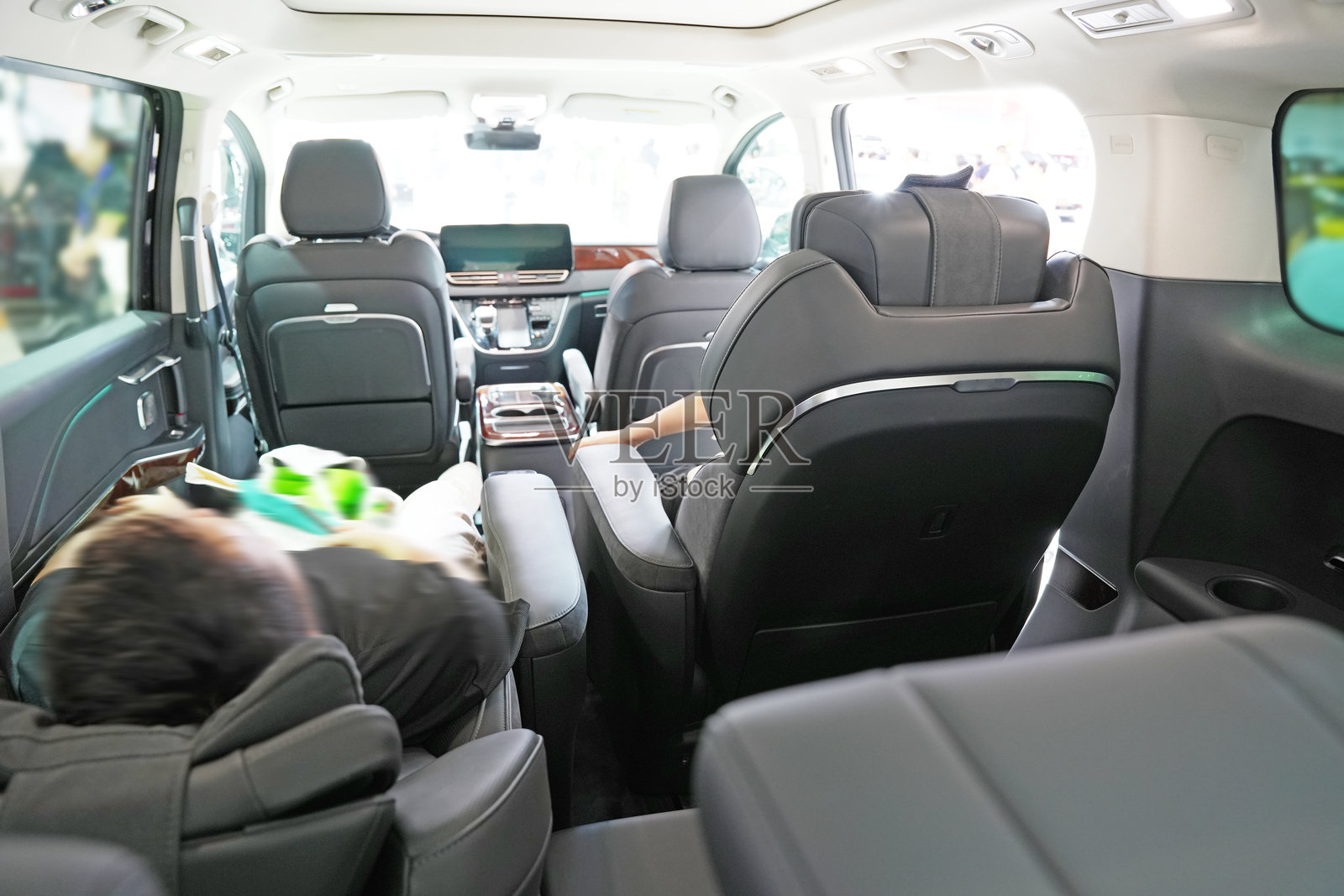 从后视镜看大型旅行车照片摄影图片