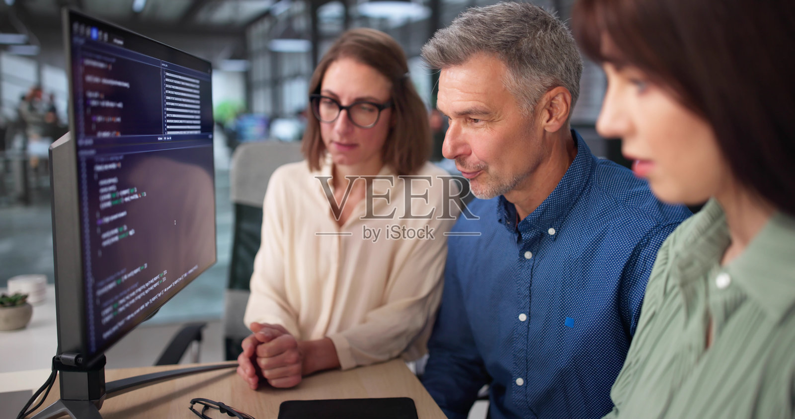 资深程序员带领敏捷开发团队照片摄影图片