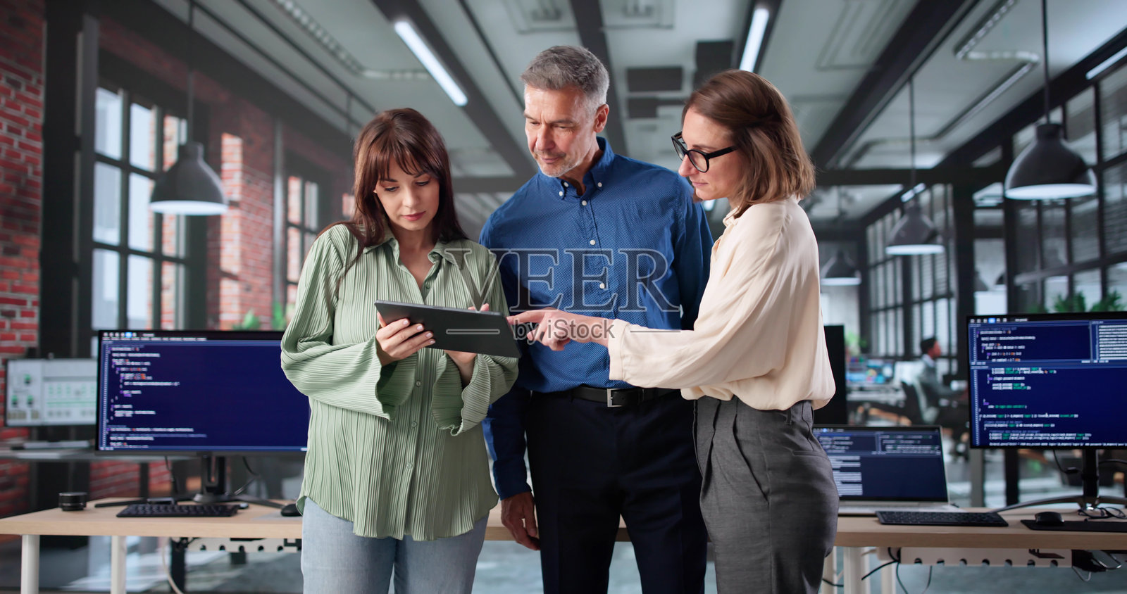 资深网页开发者在课堂会议中编写程序代码照片摄影图片