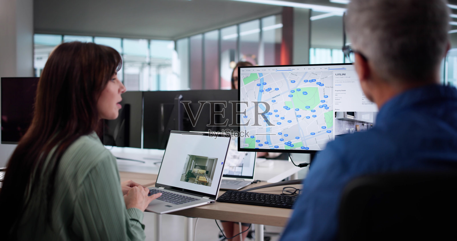 高级分析师使用技术照片摄影图片