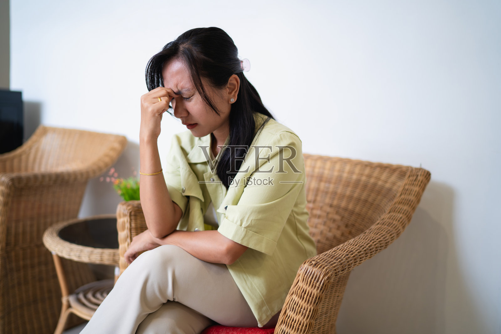 在家中，悲伤和沮丧的情绪时刻照片摄影图片