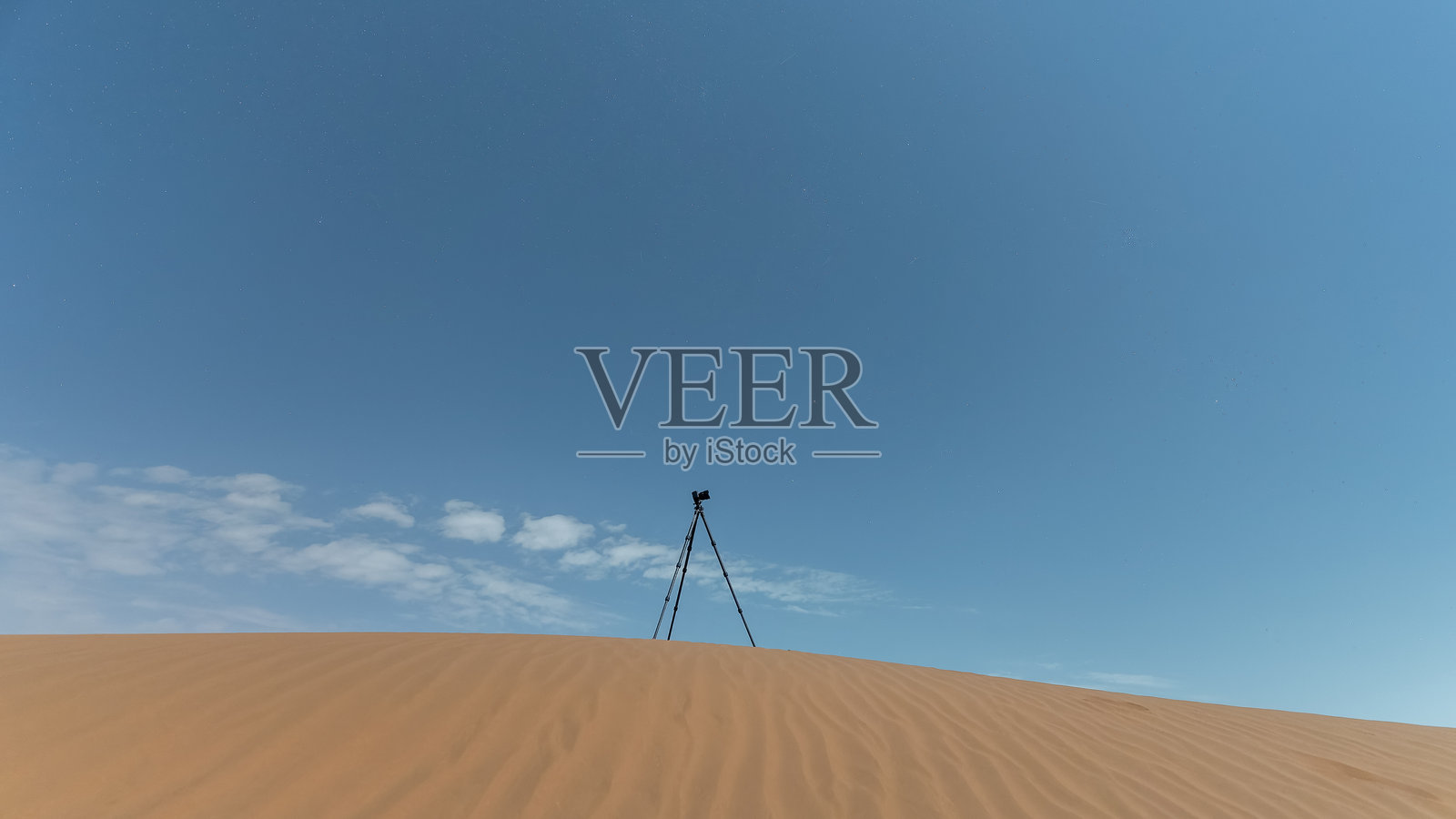 沙漠哨兵：孤独沙丘上的摄影守护者照片摄影图片