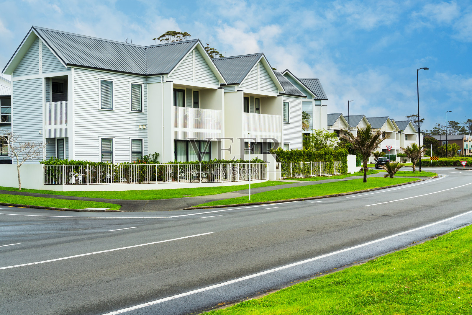 带道路出入的住宅区社区中心。照片摄影图片