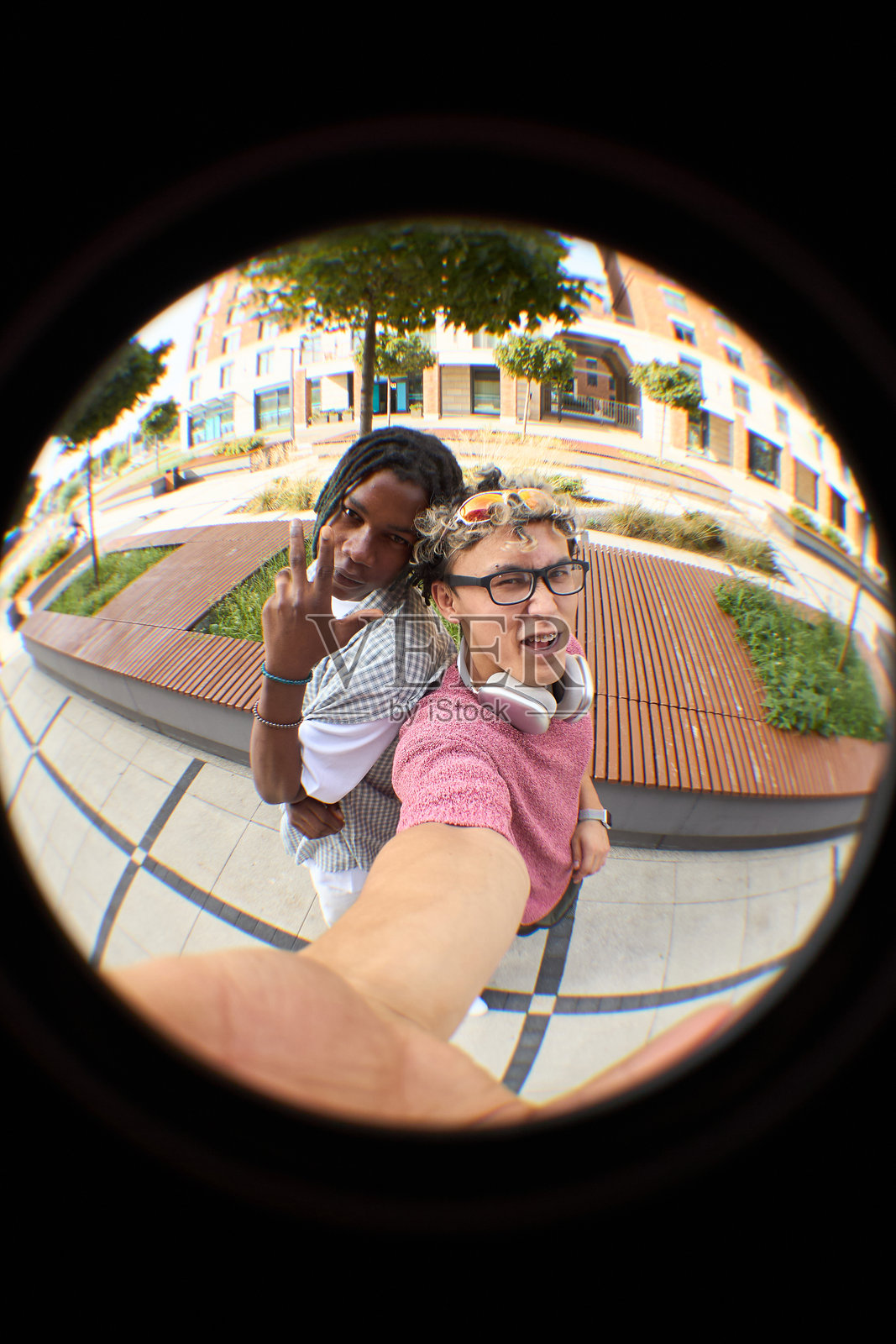 两个年轻男子户外摆姿势自拍的鱼眼肖像照片摄影图片