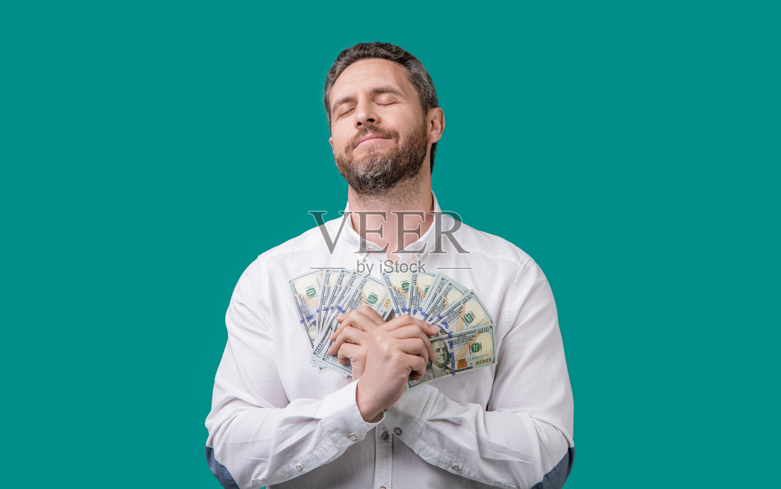 百万富翁拿着钱。一个昏昏欲睡的百万富翁拿着美元的照片。照片摄影图片