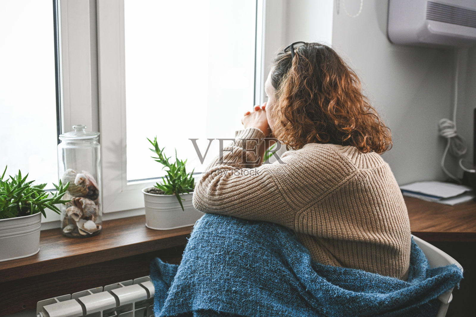 一名抑郁的女子照片摄影图片