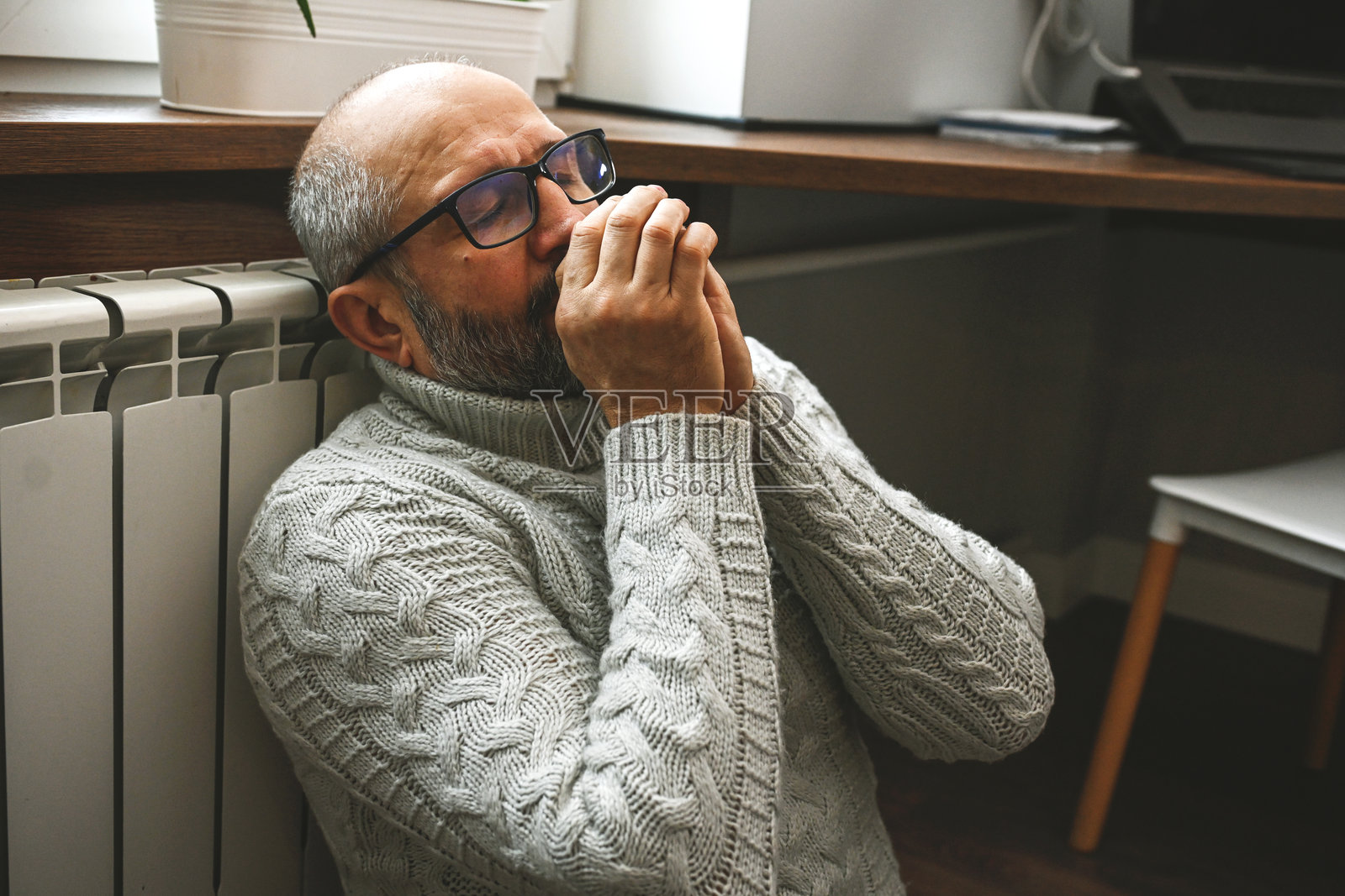 成熟男性承受情绪压力照片摄影图片
