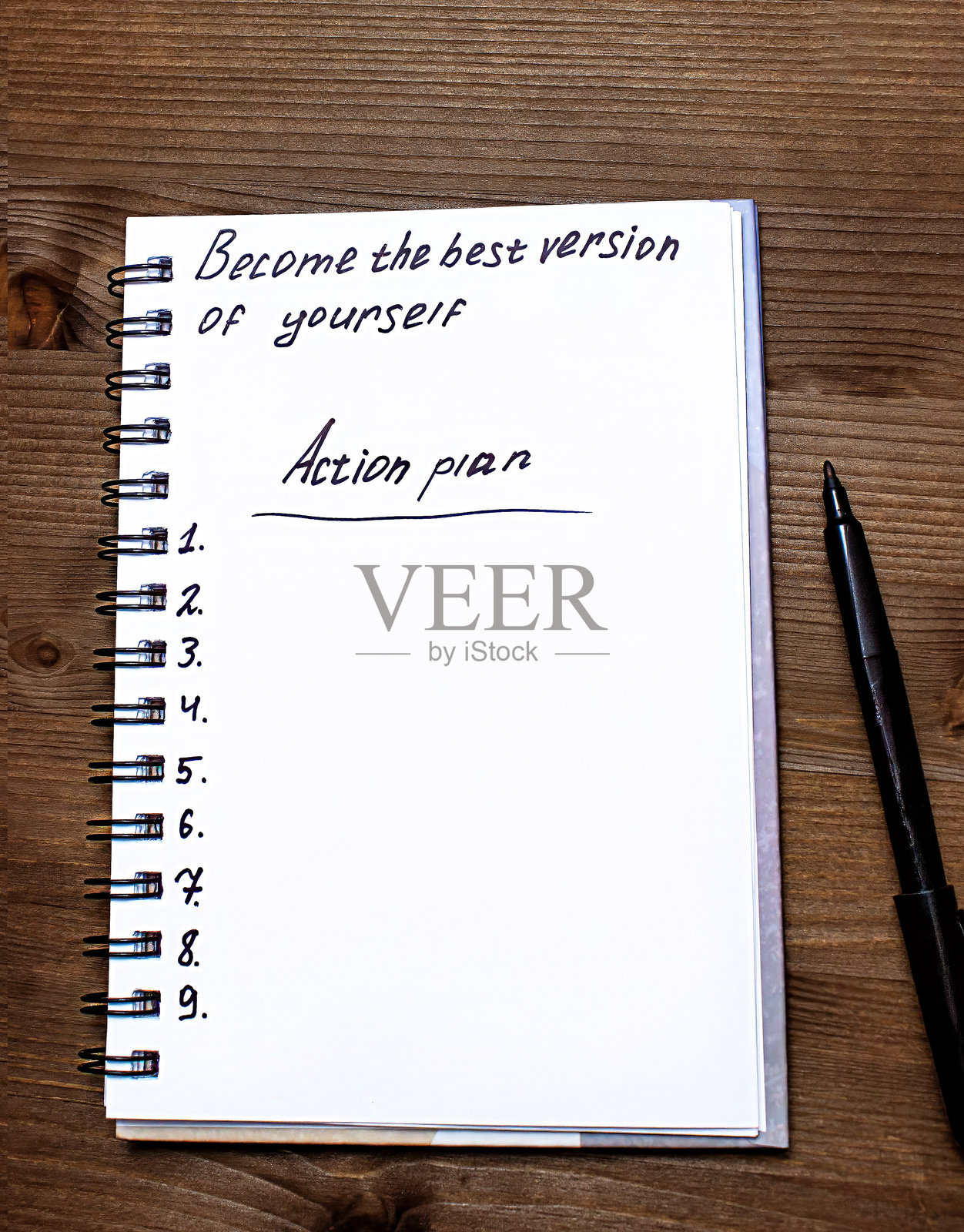 笔记本上写着“成为最好的自己”，俯视视角照片摄影图片