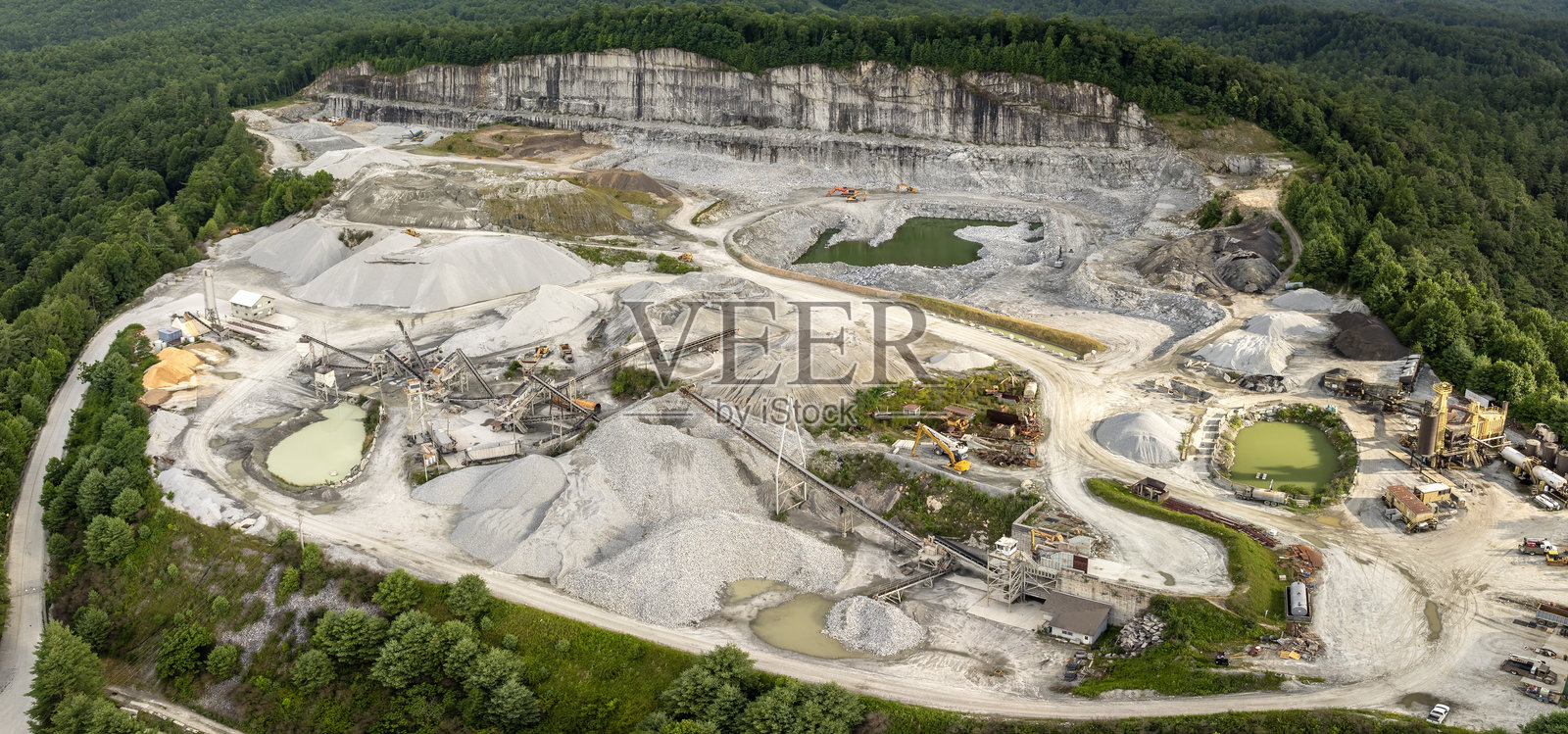 美国北卡罗来纳州阿巴拉契亚山脉的石灰石采石场，工业露天开采现场照片摄影图片