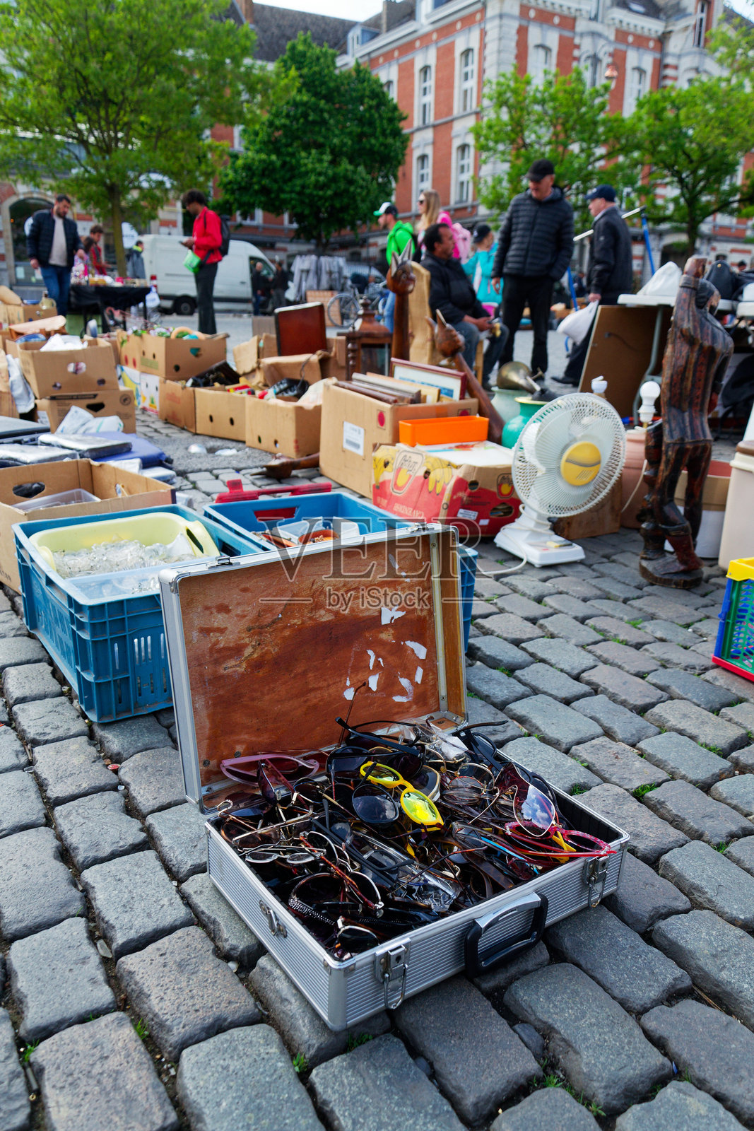 2025年5月26日，比利时布鲁塞尔，人们在Jeu de Balle广场的跳蚤市场淘旧货。照片摄影图片