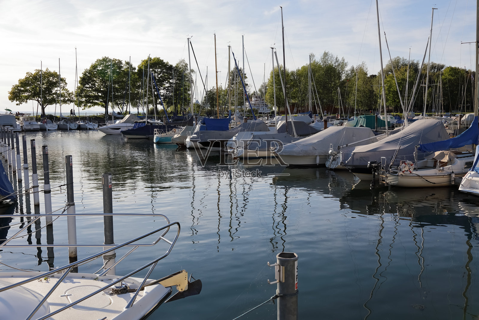 奥地利洛绍的游艇码头停泊着帆船照片摄影图片