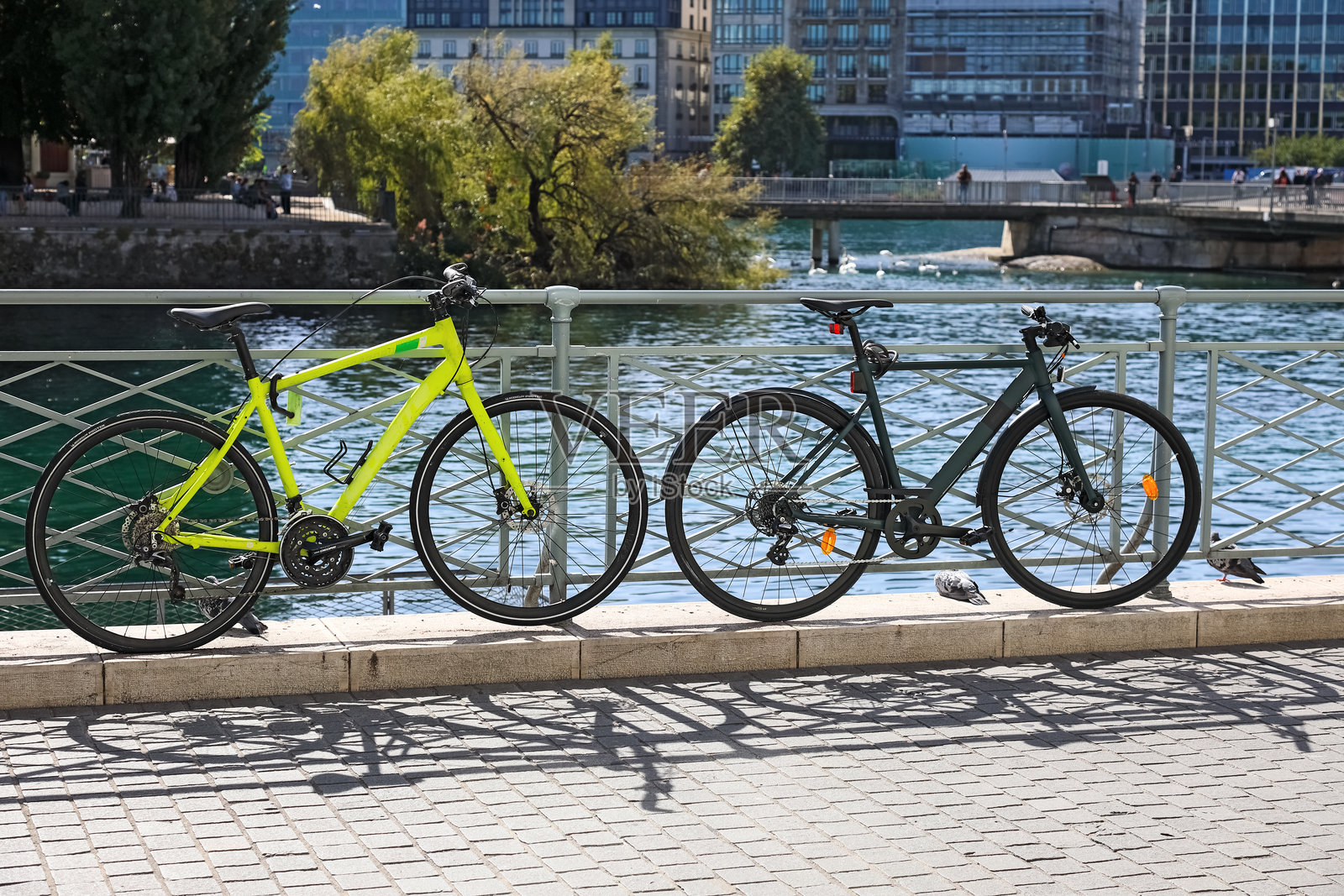 两辆自行车靠在日内瓦罗纳河岸边的栏杆上，瑞士照片摄影图片