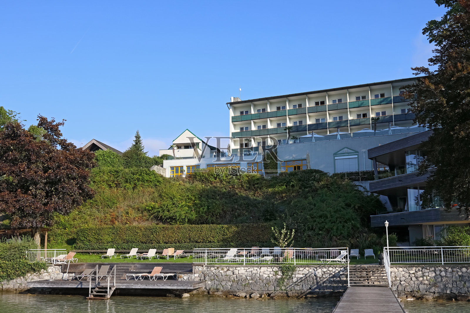 从湖上看奥地利锡瓦尔兴的阿特湖酒店照片摄影图片