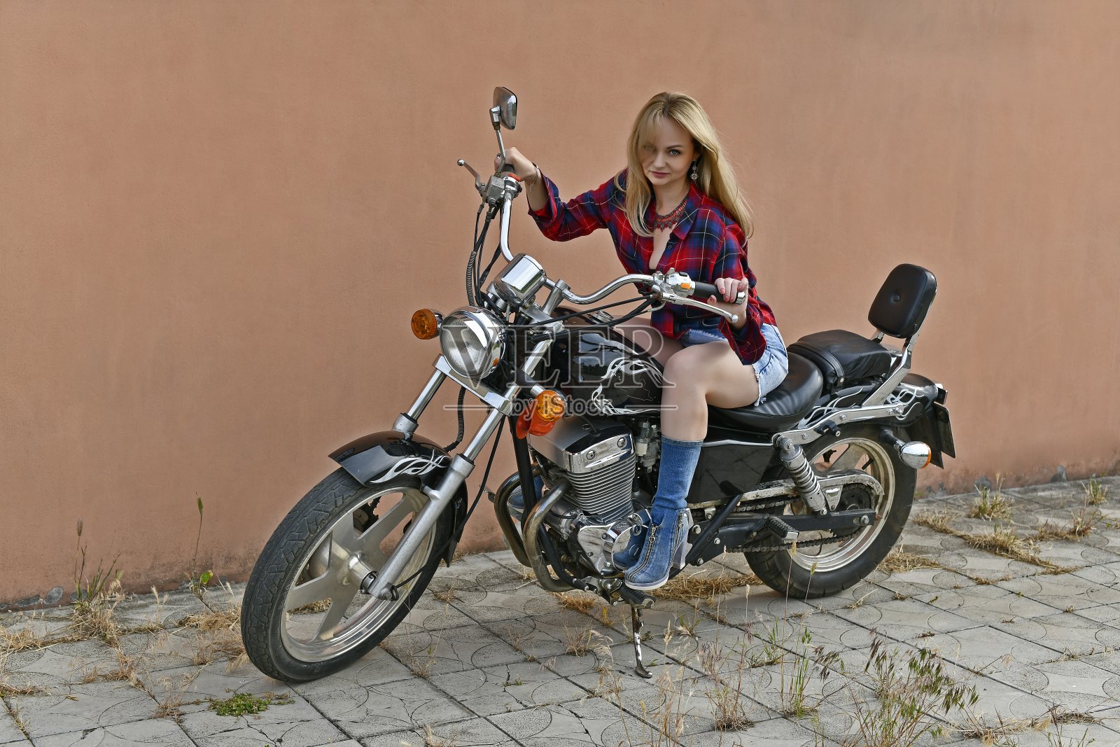 身穿牛仔裙的美丽女子。照片摄影图片