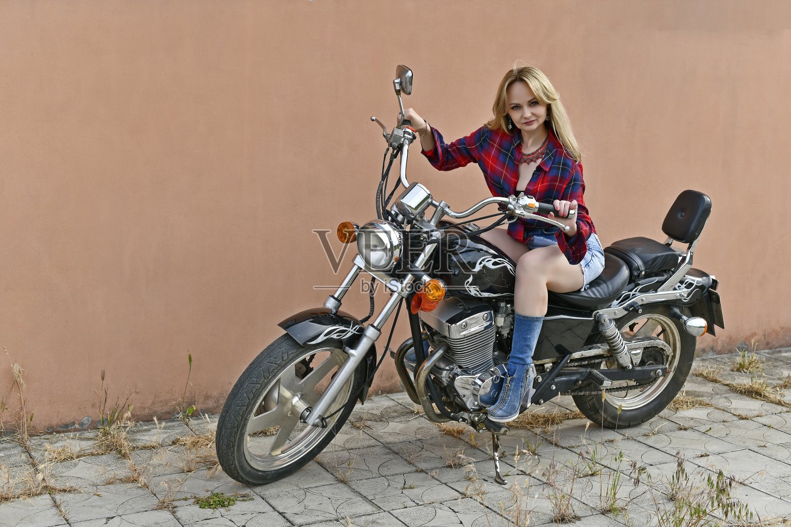 身穿牛仔裙的美丽女子。照片摄影图片