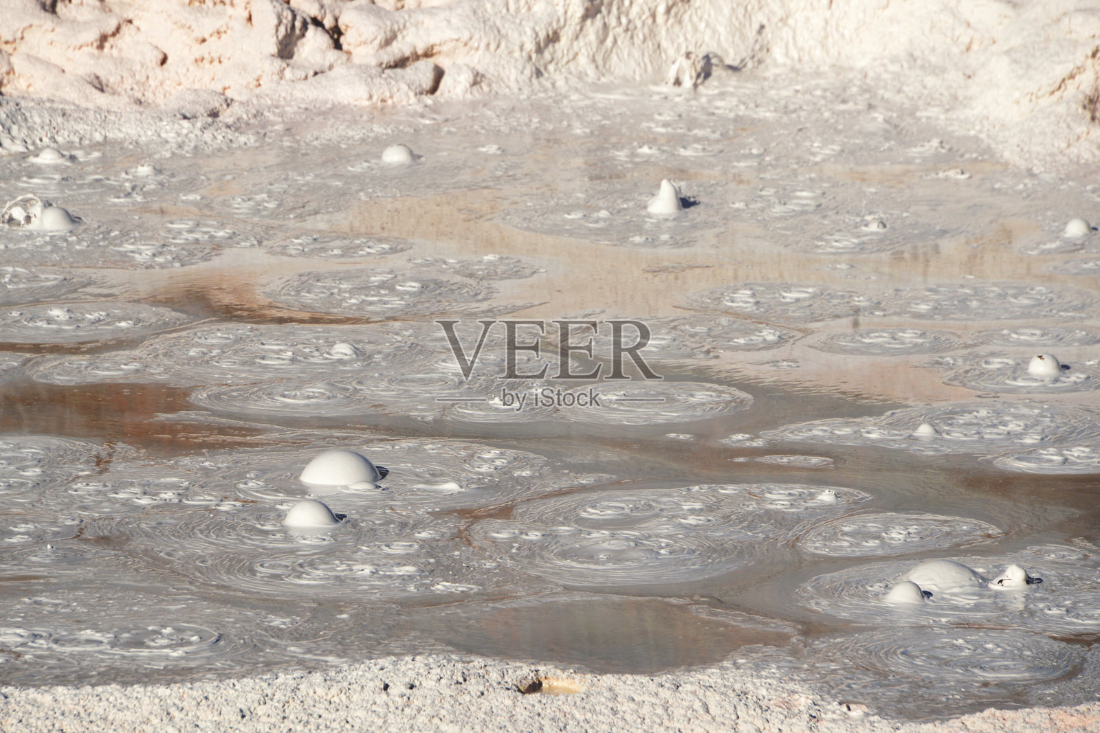 黄石国家公园，怀俄明州，黄石下间歇泉盆地的喷泉泥浆罐，冒着泡的泥浆桶照片摄影图片