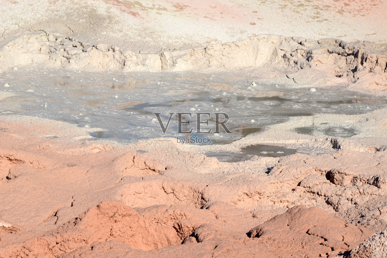 喷泉颜料罐泥罐 - 嗜热菌将气体转化为硫酸，硫酸分解岩石形成粘土，黄石下间歇泉盆地，黄石国家公园，怀俄明州照片摄影图片