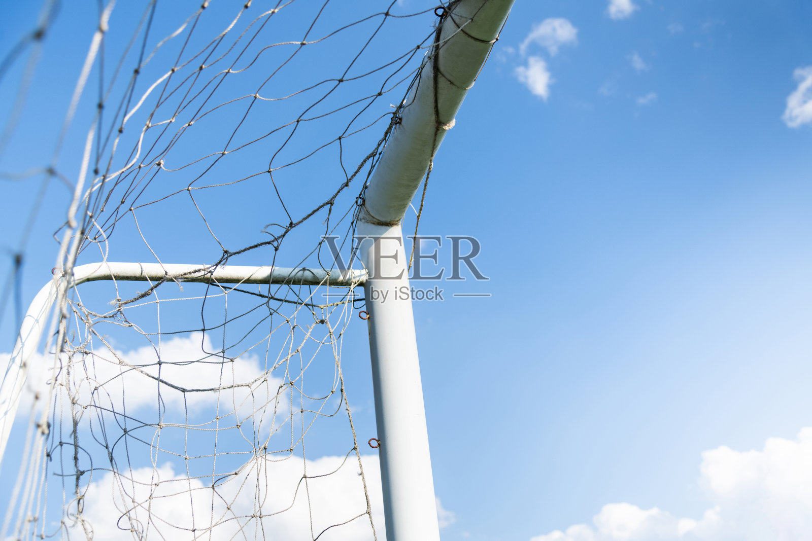 低角度拍摄的足球门网与蓝天照片摄影图片