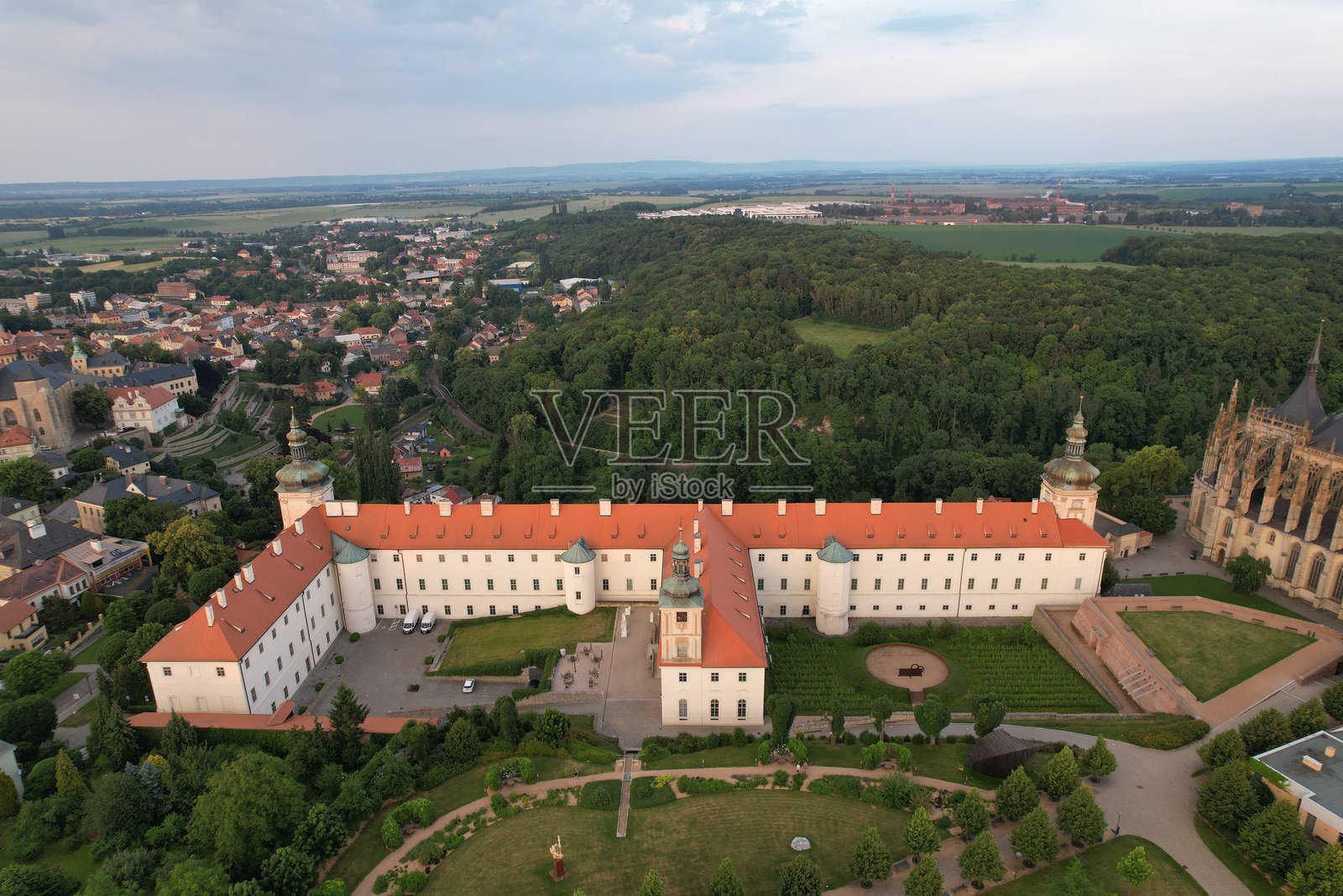 捷克共和国，库特纳霍拉，圣芭芭拉教堂（联合国教科文组织世界遗产）的城镇鸟瞰图。波西米亚欧洲，库特纳霍拉历史中心。照片摄影图片