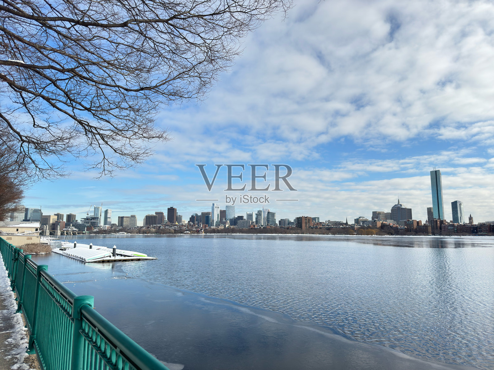 冬季，查尔斯河对岸波士顿历史名城的远景，建筑群，广角。照片摄影图片