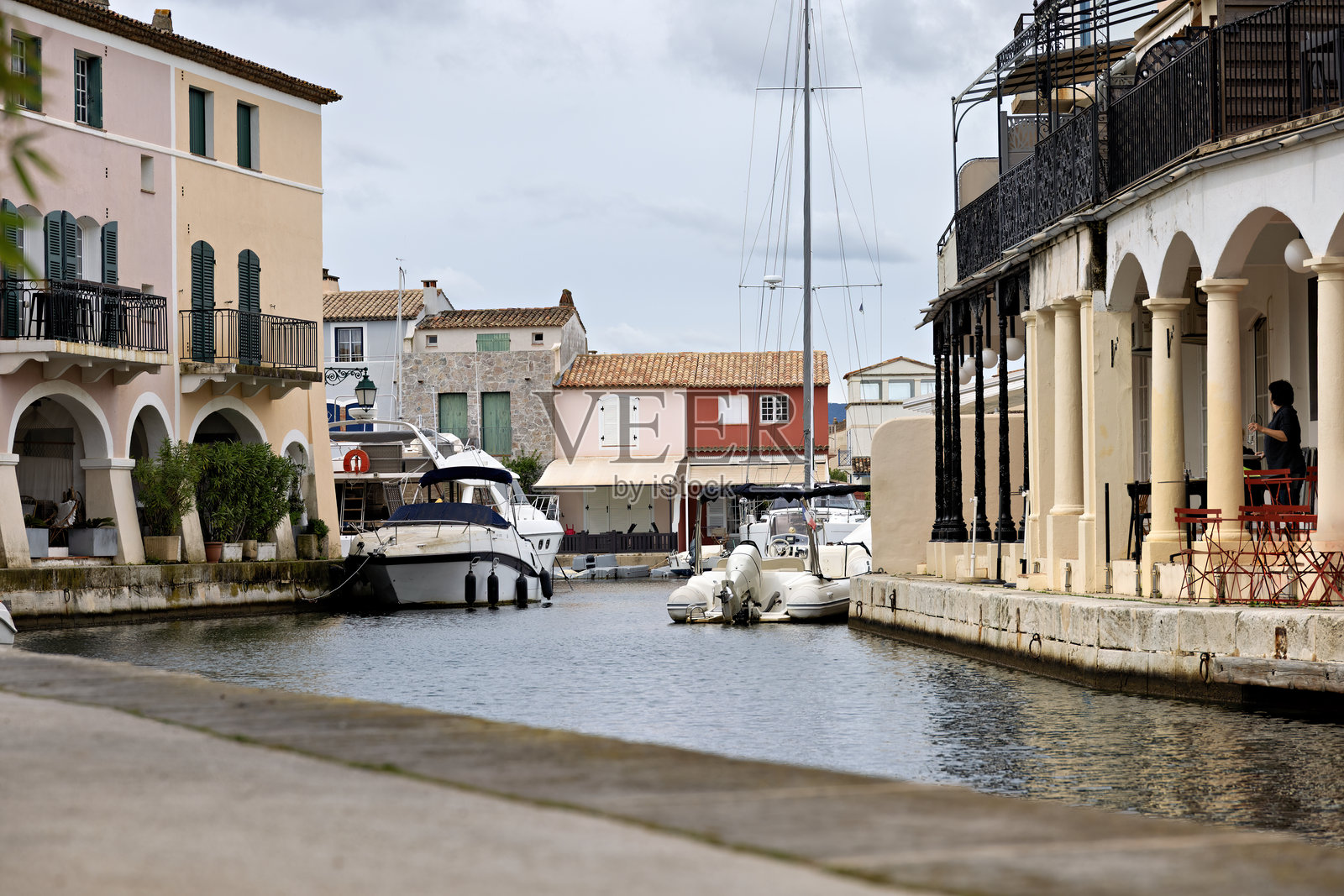 法国格里莫港的市中心，春天，蔚蓝海岸，法国里维埃拉，有咖啡馆、餐厅、游艇和帆船。照片摄影图片