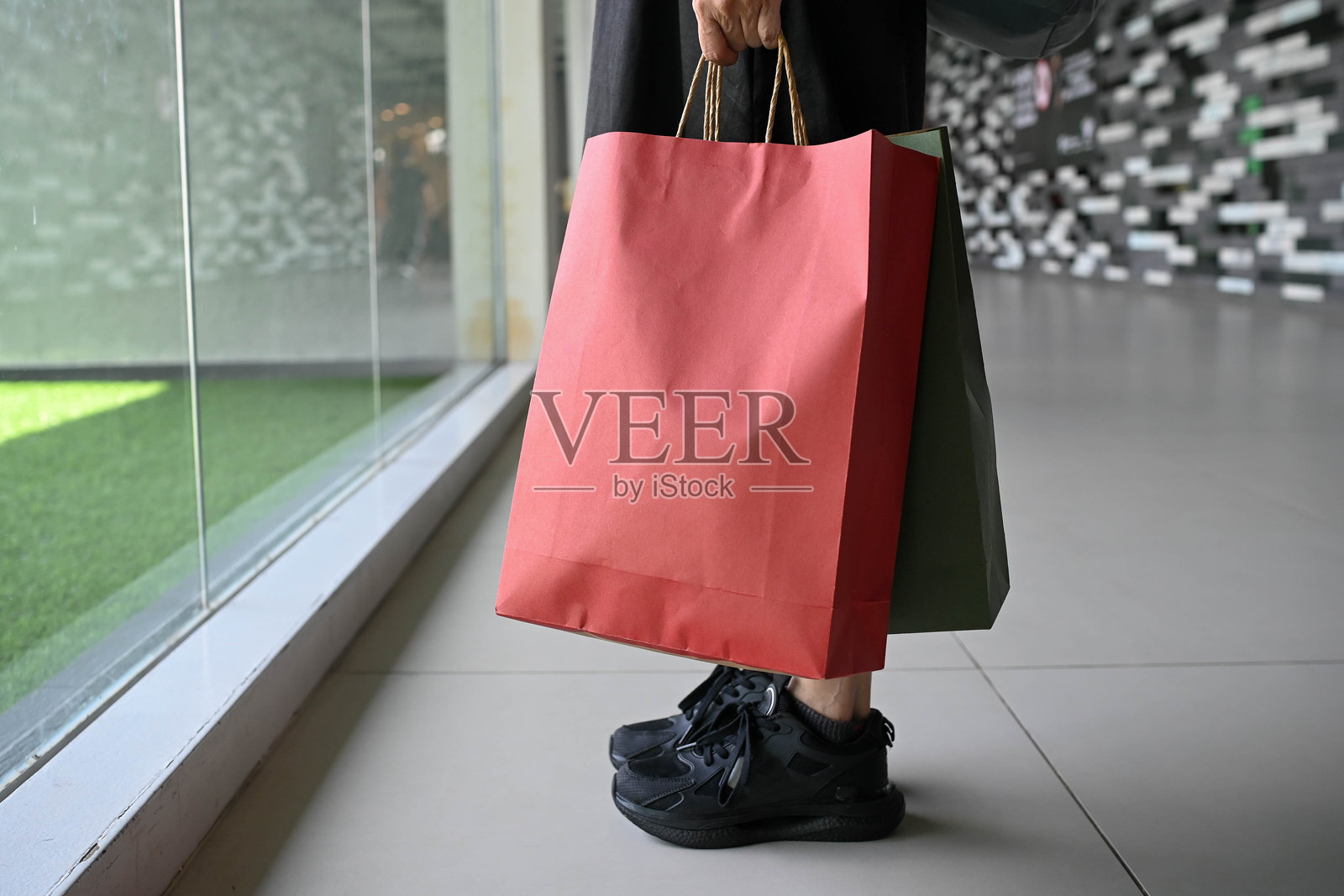 快乐的旅行者，手提购物袋，头戴帽子照片摄影图片